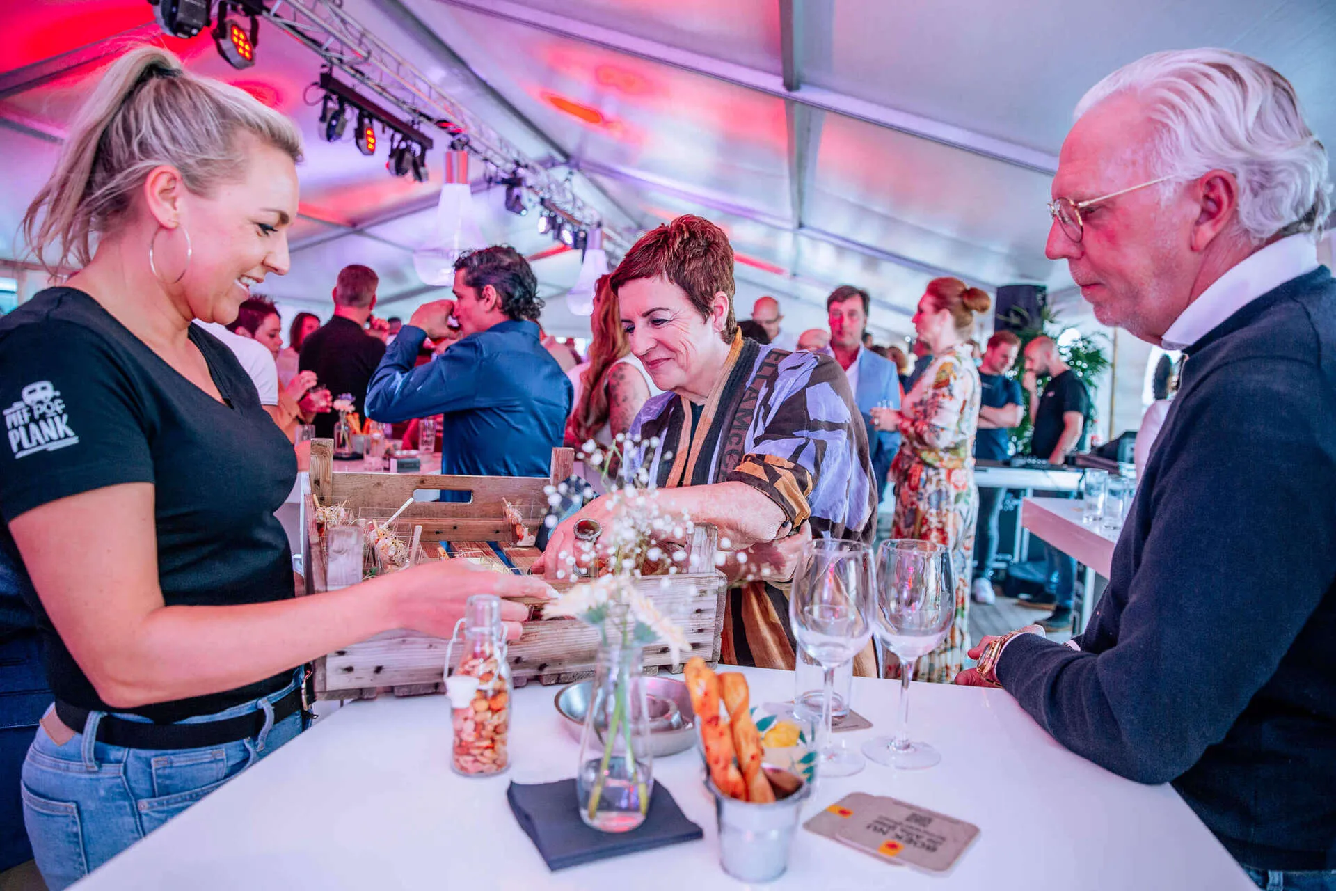 Gasten krijgen hapjes geserveerd op het bedrijfsfeest van Munsterman, georganiseerd door WeOrganize4U